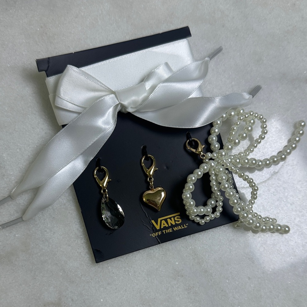 NWT Vans Sneaker/Shoe Charm Set with Pearl Bow